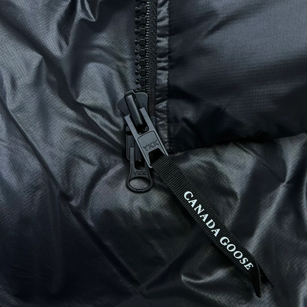 P760 𝘾𝘼𝙉𝘼𝘿𝘼 𝙂𝙊𝙊𝙎𝙀/Canada Goose 2023 Limited New Crofton Puff Down Jacket Pure Guangzhou Inspection 80 White Duck Down Filling‼  Top version, ceiling level‼ Crofton soft bread, the latest style in 2023, has a cold protection effect of up to level 4. It is made of recycled Feather-Light tear-resistant fabric. It is ultra-light and has no weight on the upper body at all! The unique black label highlights your temperament‼  Canada Goose, a Canadian brand, has always been recognized as the warmest down jacket. Various Instagram celebrities, Internet celebrities, and celebrities often wear it for street photos. I do Canada Goose every year, but I still can’t get rid of my love for geese. No matter how cold the winter is, there is no need to be afraid, because there are geese! Filled with 80% white duck down, Canada Goose is the legendary warmest down jacket and is known as a must-have for Arctic outdoor sports! The most popular down jacket in the world, celebrities are rushing to buy it, it is a must-have! Same style for men and women Size: S~XXL